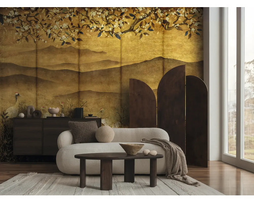Fotobehang met berglandschap, bloeiende takken en een kraanvogel in een lichte woonkamer met witte bank en houten meubels.