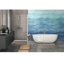 Moderne badkamer met vrijstaand bad, inloopdouche en fotobehang met een blauw golfpatroon.