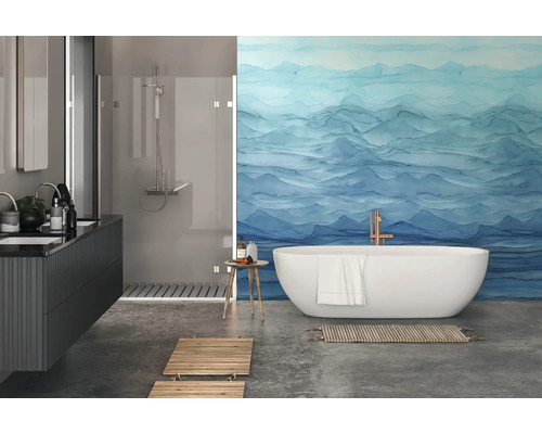 Moderne badkamer met vrijstaand bad, inloopdouche en fotobehang met een blauw golfpatroon.