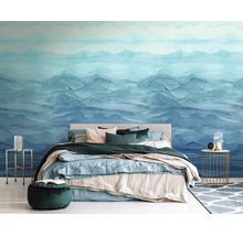 Slaapkamer met abstract aquarel behang in blauw berglandschap, een tweepersoonsbed met kussens en een deken, en bijzettafels.