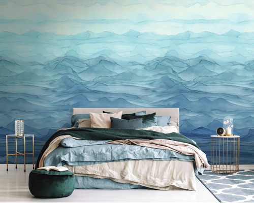 Slaapkamer met abstract aquarel behang in blauw berglandschap, een tweepersoonsbed met kussens en een deken, en bijzettafels.