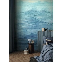 Slaapkamer met fotobehang in aquarelstijl, berglandschap in blauw, bed met geribbelde hoofdsteun en visgraatparket.