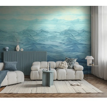 Moderne woonkamer met fotobehang van een abstract berglandschap. De lichte kamer heeft een modulaire bank en een vloerkleed met textuur.