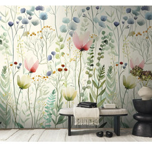 Vliesbehang met aquarel bloemenweide en grassen in een lichte, modern ingerichte kamer met bankje en decoratie.