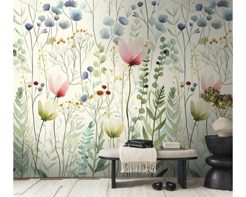 Vliesbehang met aquarel bloemenweide en grassen in een lichte, modern ingerichte kamer met bankje en decoratie.