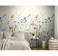 Lichte slaapkamer met groot fotobehang in aquarelontwerp, met een kleurrijke weide van wilde bloemen en verschillende bloemmotieven.