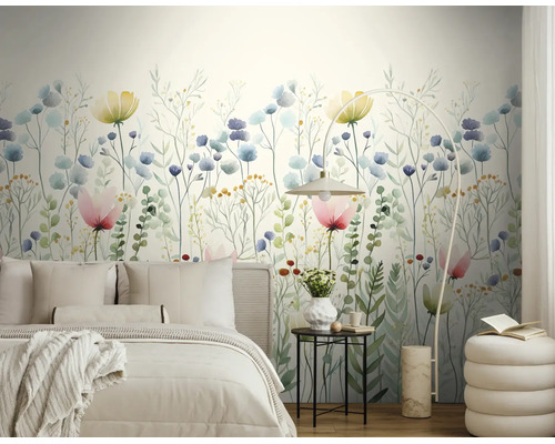 Lichte slaapkamer met groot fotobehang in aquarelontwerp, met een kleurrijke weide van wilde bloemen en verschillende bloemmotieven.