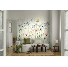 Fotobehang met aquarel bloemenweide in een lichte woonkamer met lichte bank en houten meubels.