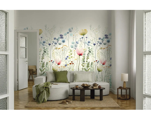 Fotobehang met aquarel bloemenweide in een lichte woonkamer met lichte bank en houten meubels.