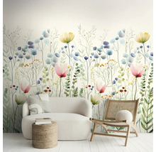 Vliesfotobehang met aquarel bloemenpatroon in een lichte woonkamer met witte bank en houten stoel.
