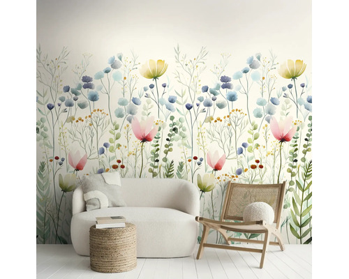 Vliesfotobehang met aquarel bloemenpatroon in een lichte woonkamer met witte bank en houten stoel.