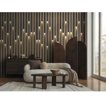 Moderne woonkamer met accentmuur van verticale houten latten en geïntegreerde verlichting. Lichtgekleurde ronde bank, donkerhouten salontafel en kamerscherm.