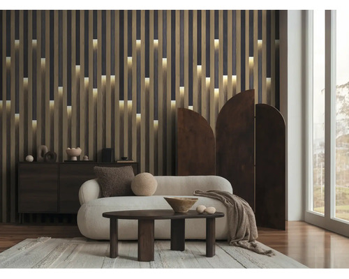 Moderne woonkamer met accentmuur van verticale houten latten en geïntegreerde verlichting. Lichtgekleurde ronde bank, donkerhouten salontafel en kamerscherm.