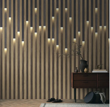 Vliesbehang met verticale houten lattenlook en geïntegreerde lichtsimulatie in een modern ingerichte kamer.