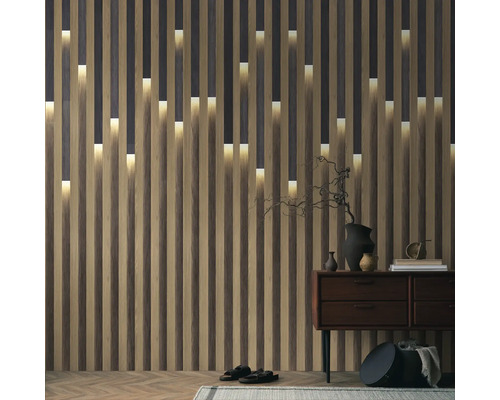 Vliesbehang met verticale houten lattenlook en geïntegreerde lichtsimulatie in een modern ingerichte kamer.