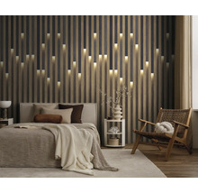Moderne slaapkamer met wandpanelen in houtlook en geïntegreerde verlichting, een comfortabel bed en een gevlochten houten fauteuil.