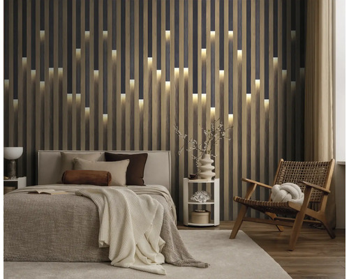 Moderne slaapkamer met wandpanelen in houtlook en geïntegreerde verlichting, een comfortabel bed en een gevlochten houten fauteuil.