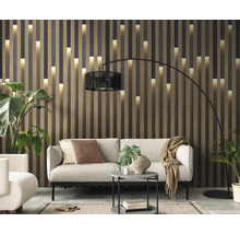 Behang in houten lattenlook met lichteffecten in een moderne woonkamer met bank en kamerplanten.