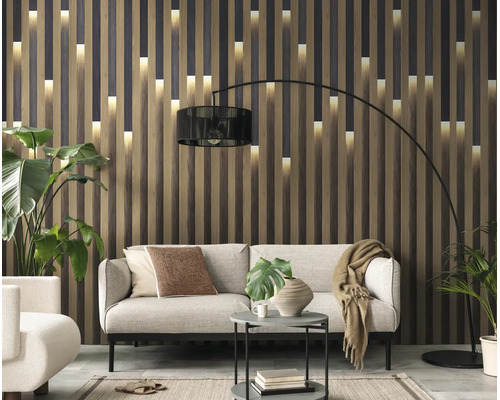 Behang in houten lattenlook met lichteffecten in een moderne woonkamer met bank en kamerplanten.