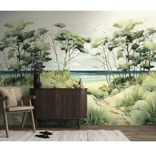 Fotobehang in aquarelstijl met kustlandschap, duinen, bomen en zee achter een houten dressoir en een houten stoel.