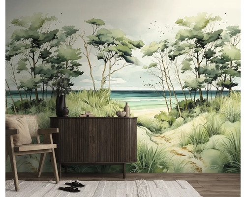 Fotobehang in aquarelstijl met kustlandschap, duinen, bomen en zee achter een houten dressoir en een houten stoel.