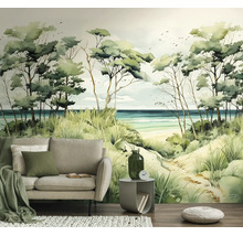 Fotobehang met kustlandschap, duinen, bomen en zee in aquarelstijl achter een lichtgrijze bank in een woonkamer.