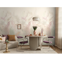 Moderne eetkamer met behang met een groot palmbladpatroon in pasteltinten, een ronde tafel en paarse sledestoelen.