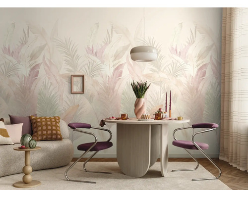 Moderne eetkamer met behang met een groot palmbladpatroon in pasteltinten, een ronde tafel en paarse sledestoelen.