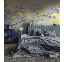 Moderne slaapkamer met een groot fotobehang met blauwe bloesems, een grijs gelat hoofdbord en gelaagd grijs beddengoed.