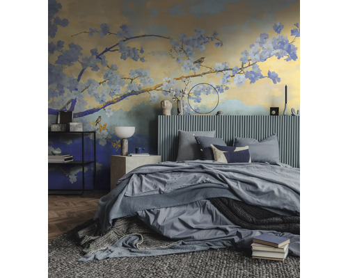 Moderne slaapkamer met een groot fotobehang met blauwe bloesems, een grijs gelat hoofdbord en gelaagd grijs beddengoed.