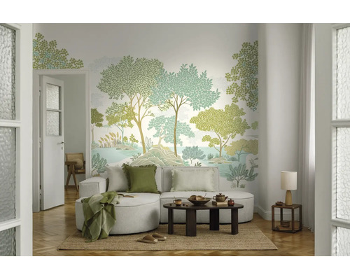 Lichte woonkamer met vliesbehang met geïllustreerd bosontwerp, witte modulaire bank, donkere salontafel en natuurlijk tapijt.