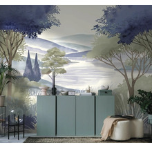 Vliesbehang met een geschilderd landschap van heuvels, een meer en bomen in een woonkamer met dressoir.