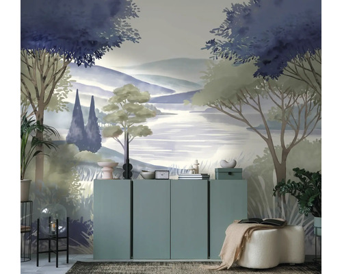 Vliesbehang met een geschilderd landschap van heuvels, een meer en bomen in een woonkamer met dressoir.