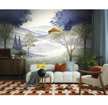 Fotobehang met geschilderd heuvellandschap en bomen in een modern ingerichte woonkamer met witte bank en patroontapijt.