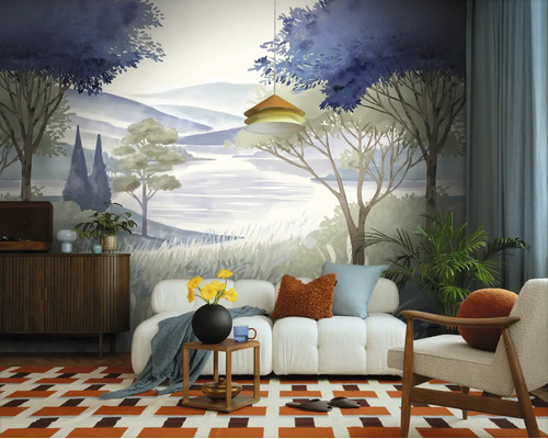 Fotobehang met geschilderd heuvellandschap en bomen in een modern ingerichte woonkamer met witte bank en patroontapijt.