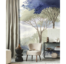 Fotobehang met schilderachtig landschap in blauw en groen, moderne woonkamer met bouclé fauteuil en zwart rek.