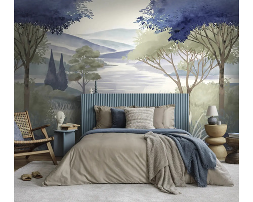 Slaapkamer met fotobehang van een geschilderd landschap met bomen, heuvels en meer. Bed met blauw hoofdbord, houten stoel en bijzettafel.