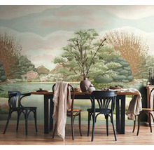 Fotobehang met geschilderd landschap van heuvels, bomen en een meer in een eetkamer met houten tafel en stoelen.