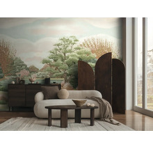 Lichte woonkamer met fotobehang met landschapsmotief, een witte bank, een donkere salontafel en een boogvormig houten kamerscherm.