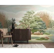 Fotobehang met een geschilderd landschap van bomen en een meer in een woonkamer met dressoir en houten stoel.