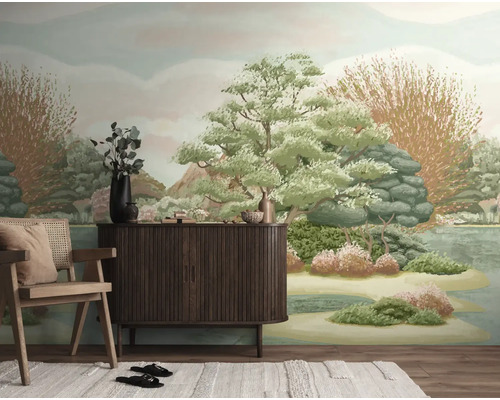 Fotobehang met een geschilderd landschap van bomen en een meer in een woonkamer met dressoir en houten stoel.