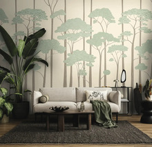 Woonkamer met fotobehang met boommotief, lichtgrijze bank, donkere houten tafel, geweven tapijt en grote kamerplanten.