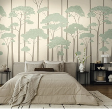 Moderne slaapkamer met vliesfotobehang met een patroon van gestileerde bomen met hoge stammen en wolkvormige kronen.