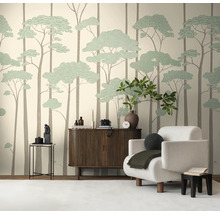 Vliesbehang met gestileerd boommotief in een modern ingerichte woonkamer met dressoir en fauteuil.
