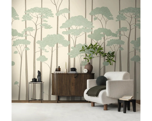 Vliesbehang met gestileerd boommotief in een modern ingerichte woonkamer met dressoir en fauteuil.