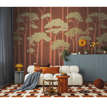 Vliesbehang met boompatroon in een moderne woonkamer met witte bank, geometrisch tapijt en kleurrijke decoratie.