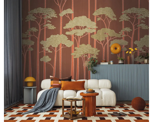 Vliesbehang met boompatroon in een moderne woonkamer met witte bank, geometrisch tapijt en kleurrijke decoratie.