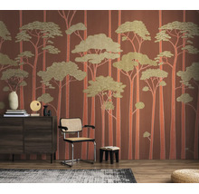 Moderne woonkamer met fotobehang met een gestileerd bomenpatroon, een donkerhouten dressoir, een rieten stoel en een vloerkleed.