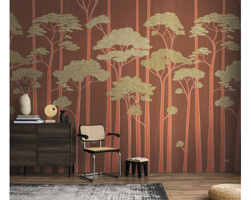 Moderne woonkamer met fotobehang met een gestileerd bomenpatroon, een donkerhouten dressoir, een rieten stoel en een vloerkleed.