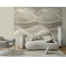 Fotobehang met een groot golfpatroon en fijne lijnstructuur in een modern ingerichte woonkamer met een witte bank.